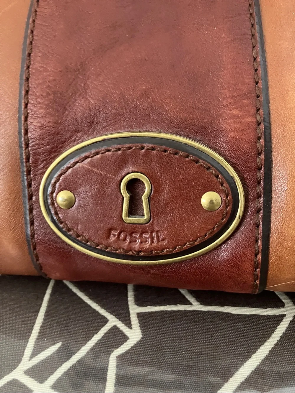 Vintage FOSSIL Women Reissue Brown leather satchel with a keyhole emblem